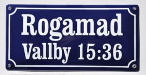 Tvåradiga emaljskyltar kan utformas på många sätt, så kallade kvartersskyltar