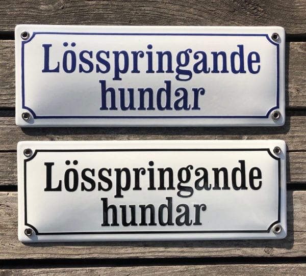 Emaljskylt med svart text på vit botten är standard, blå text är tillval.