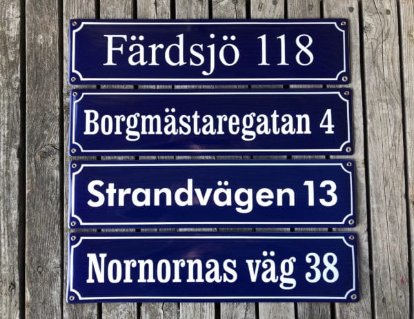 Gatunamnsskylt 12x50 gatublå i times, clarendon och futura.