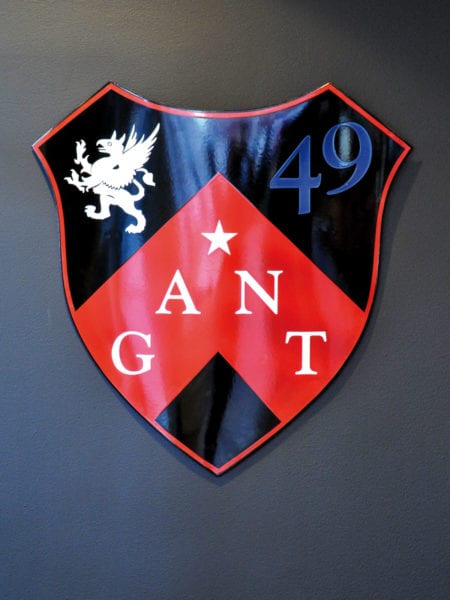 Emaljskylt för Gant – laserskuren som en vapensköld