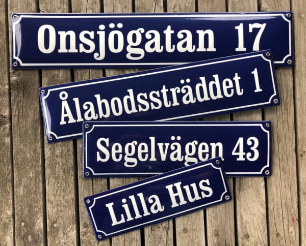 Emaljerade gatunamnsskylt i våra standardmått